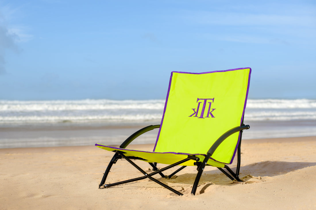 Silla de playa plegable premium amarilla KTK KONTIKI modelo Bora Bora, ligera y portátil con respaldo alto, ideal para mujeres elegantes en eventos al aire libre, playa o jardín