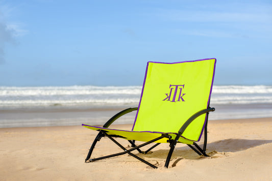 Silla de playa plegable premium amarilla KTK KONTIKI modelo Bora Bora, ligera y portátil con respaldo alto, ideal para mujeres elegantes en eventos al aire libre, playa o jardín