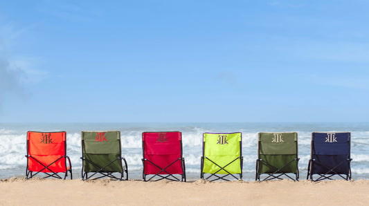 Sillas de playa plegables KTK Kontiki en varios colores vibrantes frente al mar, ligeras, portátiles y con diseño low profile, ideales para playa, festivales y verano 2025.