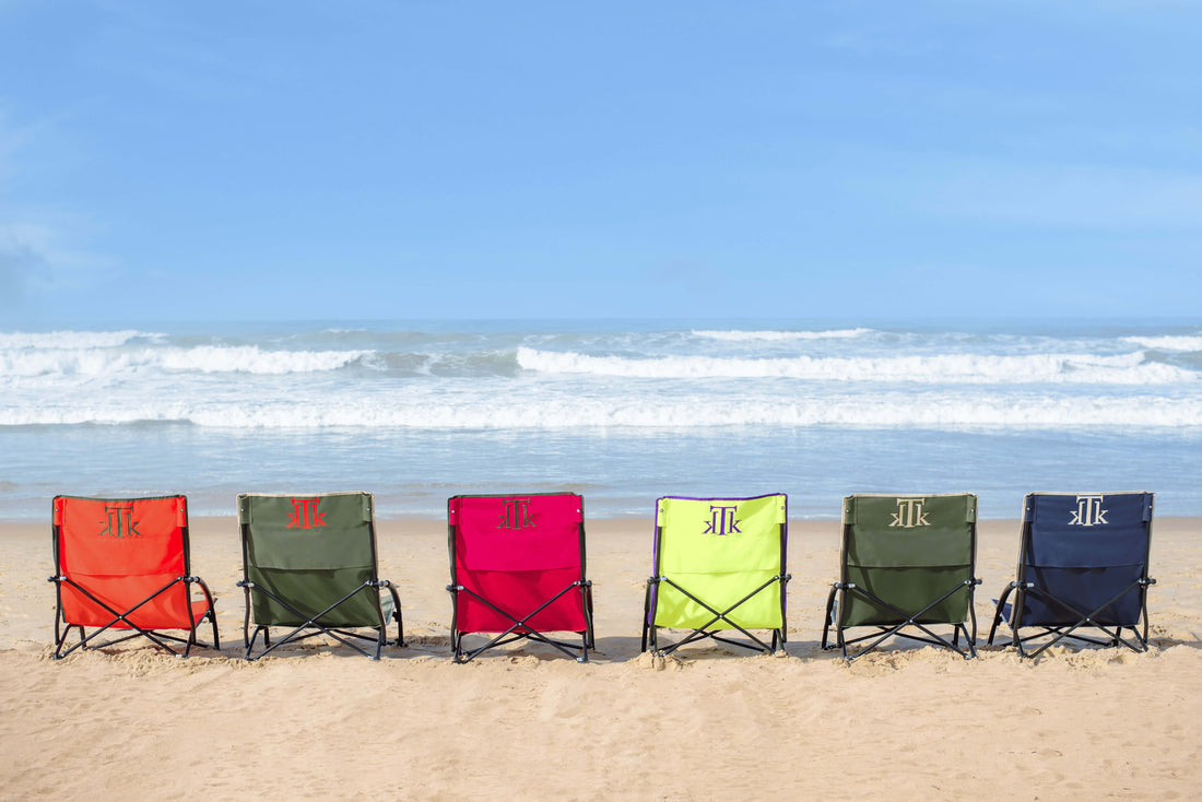 Sillas de playa plegables y portátiles KTK Kontiki en colores vibrantes frente al mar, ideales para vacaciones en las mejores playas de España. Diseño ergonómico, ligero y elegante para verano 2025.