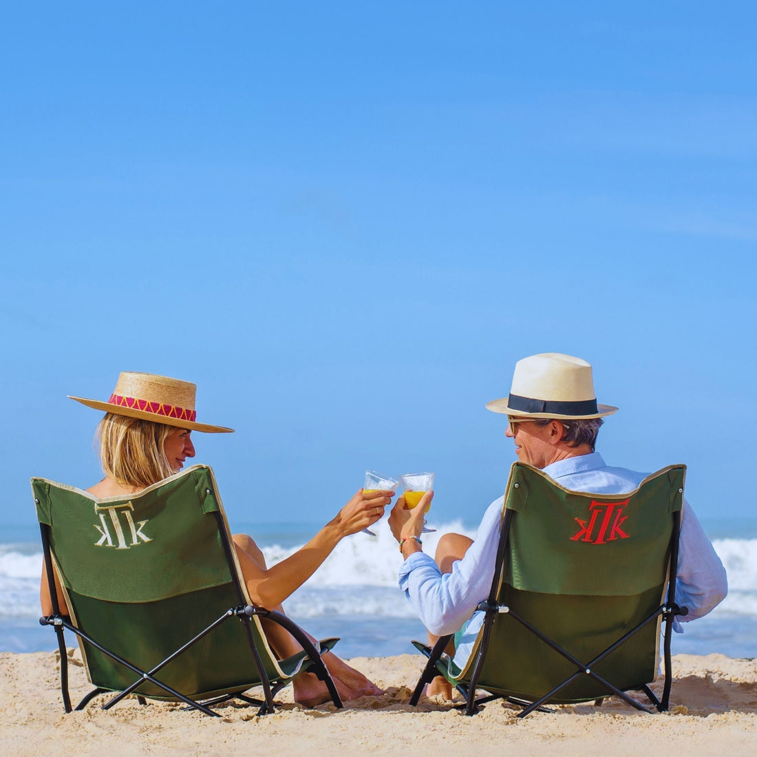 Personas sentadas en una silla plegable premium KTK Kontiki durante una feria al aire libre, disfrutando de comodidad y estilo con diseño elegante y transporte fácil.